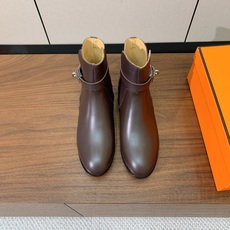 【Herm*s】经典短靴。简约大气。从来不会过时。鞋面小牛皮,牛皮内里。真皮大底。 码数:35-42(40、41、42定 【Herm*s】经典短靴。简约大气。从来不会过时。鞋面小牛皮,牛皮内里。真皮大底。 码数:35-42(40、41、42定