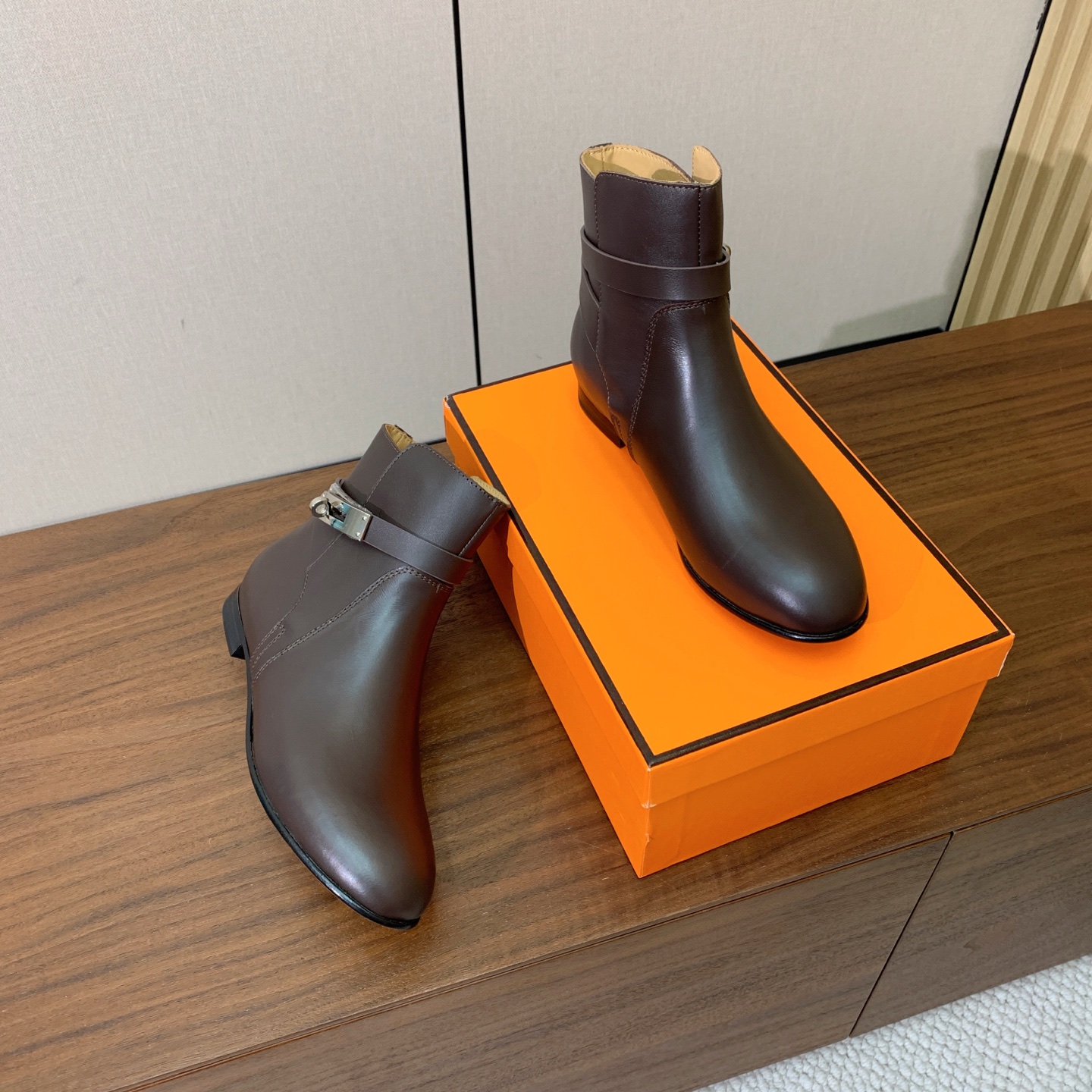 【Herm*s】经典短靴。简约大气。从来不会过时。鞋面小牛皮，牛皮内里。真皮大底。 码数：35-42（40、41、42定
