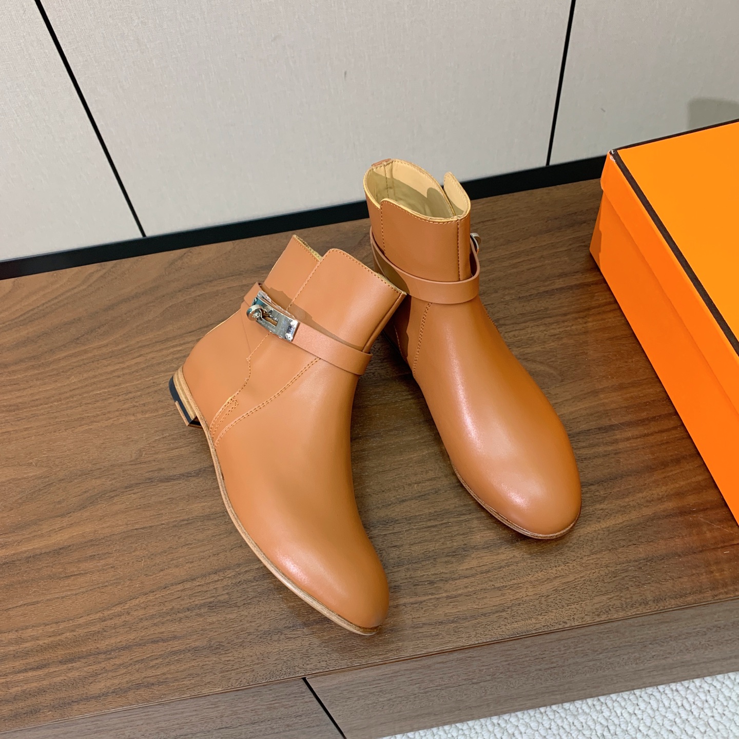 【Herm*s】经典短靴。简约大气。从来不会过时。鞋面小牛皮，牛皮内里。真皮大底。 码数：35-42（40、41、42定