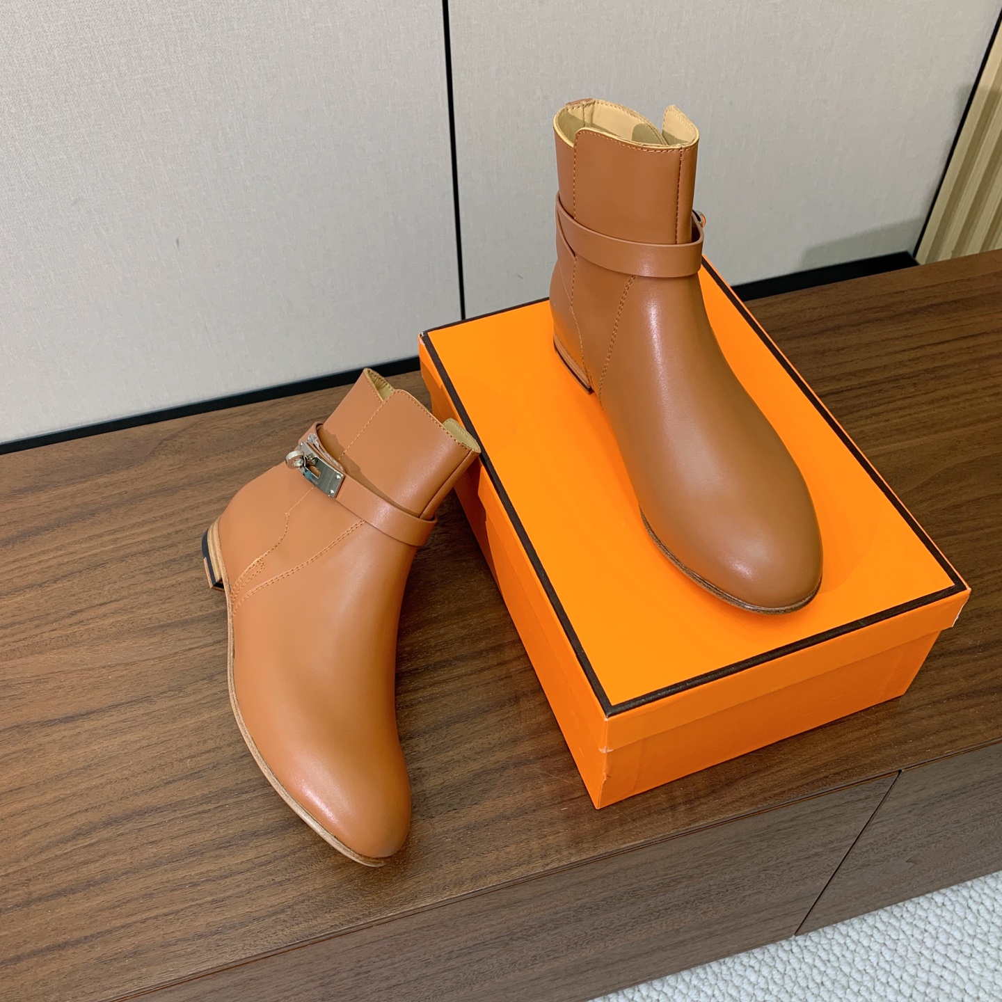 【Herm*s】经典短靴。简约大气。从来不会过时。鞋面小牛皮，牛皮内里。真皮大底。 码数：35-42（40、41、42定