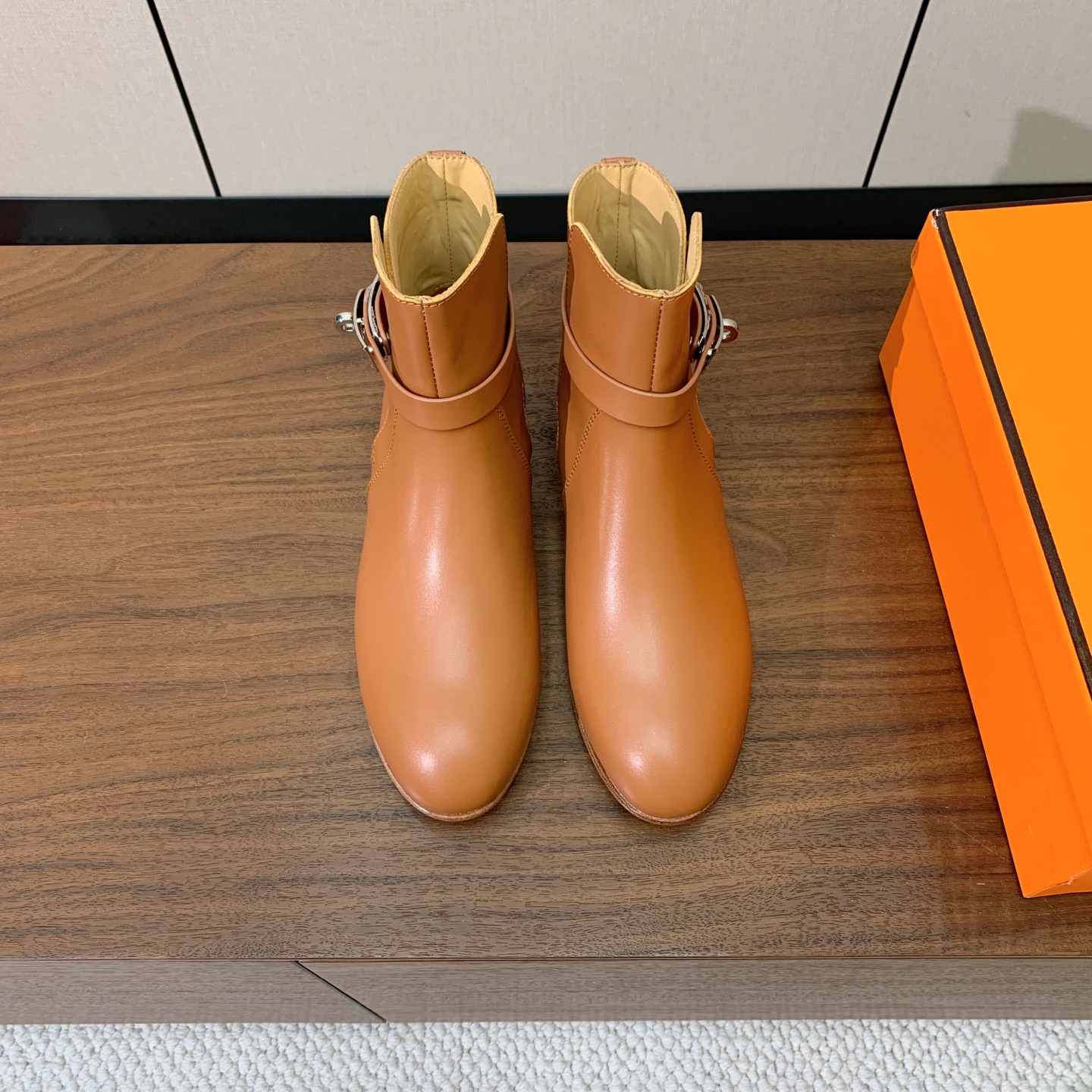 【Herm*s】经典短靴。简约大气。从来不会过时。鞋面小牛皮,牛皮内里。真皮大底。 码数:35-42(40、41、42定 【Herm*s】经典短靴。简约大气。从来不会过时。鞋面小牛皮,牛皮内里。真皮大底。 码数:35-42(40、41、42定