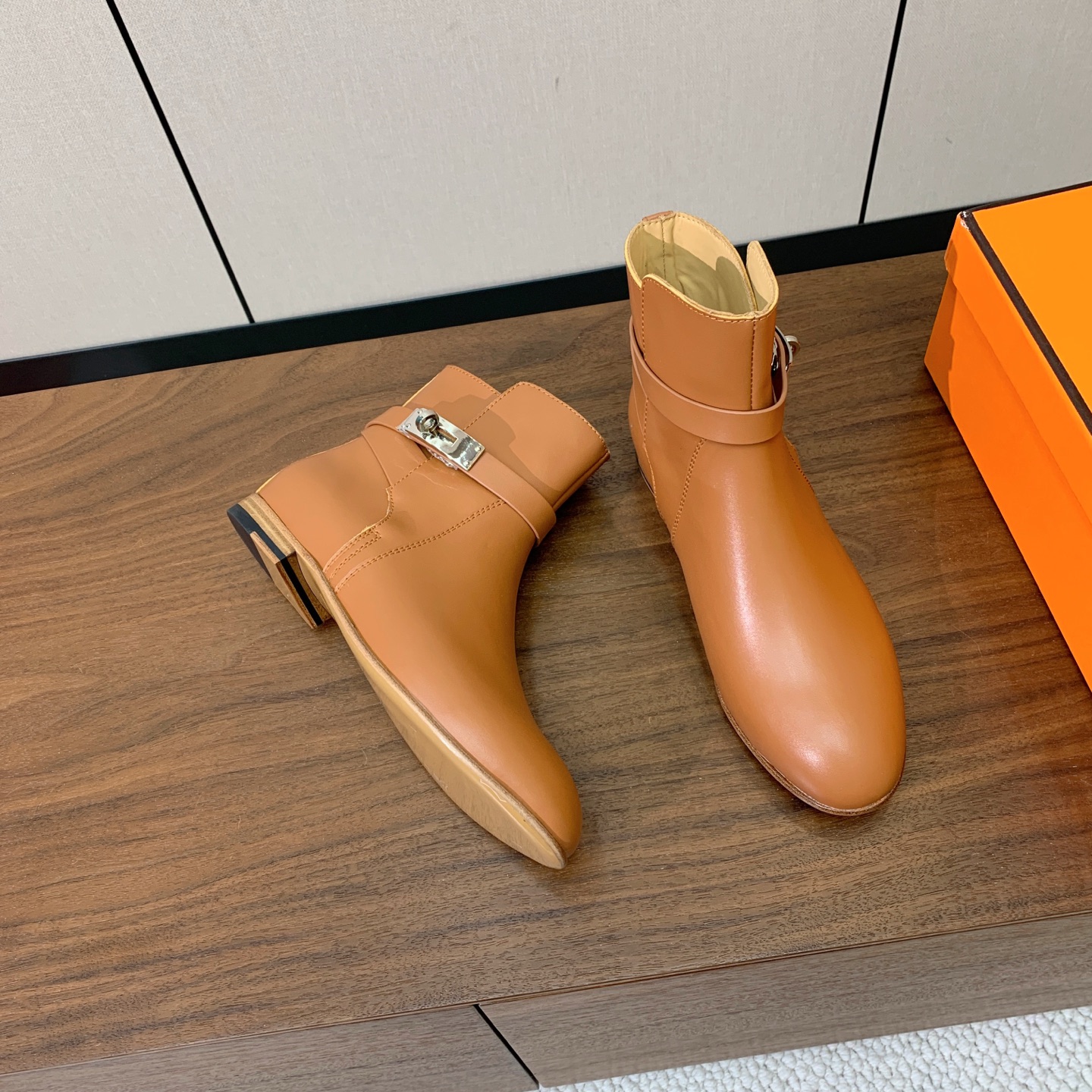 【Herm*s】经典短靴。简约大气。从来不会过时。鞋面小牛皮，牛皮内里。真皮大底。 码数：35-42（40、41、42定