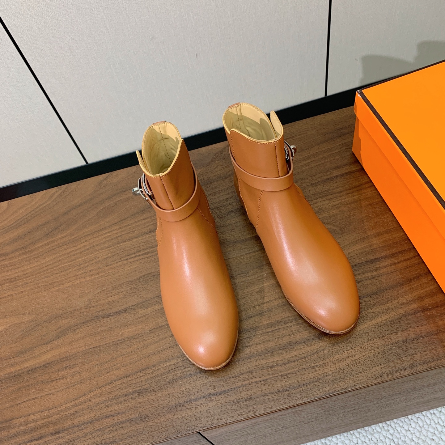 【Herm*s】经典短靴。简约大气。从来不会过时。鞋面小牛皮，牛皮内里。真皮大底。 码数：35-42（40、41、42定