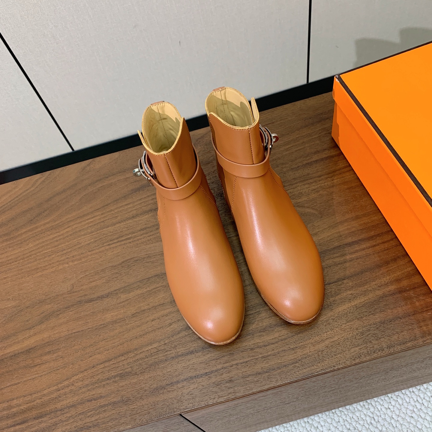 【Herm*s】经典短靴。简约大气。从来不会过时。鞋面小牛皮，牛皮内里。真皮大底。 码数：35-42（40、41、42定