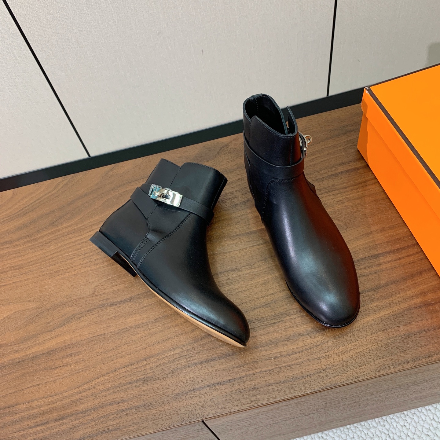 【Herm*s】经典短靴。简约大气。从来不会过时。鞋面小牛皮，牛皮内里。真皮大底。 码数：35-42（40、41、42定