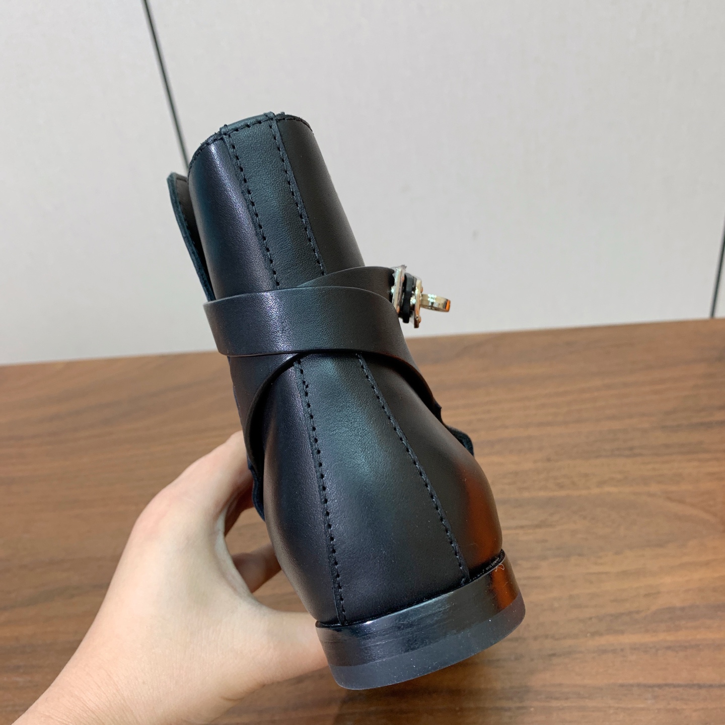 【Herm*s】经典短靴。简约大气。从来不会过时。鞋面小牛皮，牛皮内里。真皮大底。 码数：35-42（40、41、42定