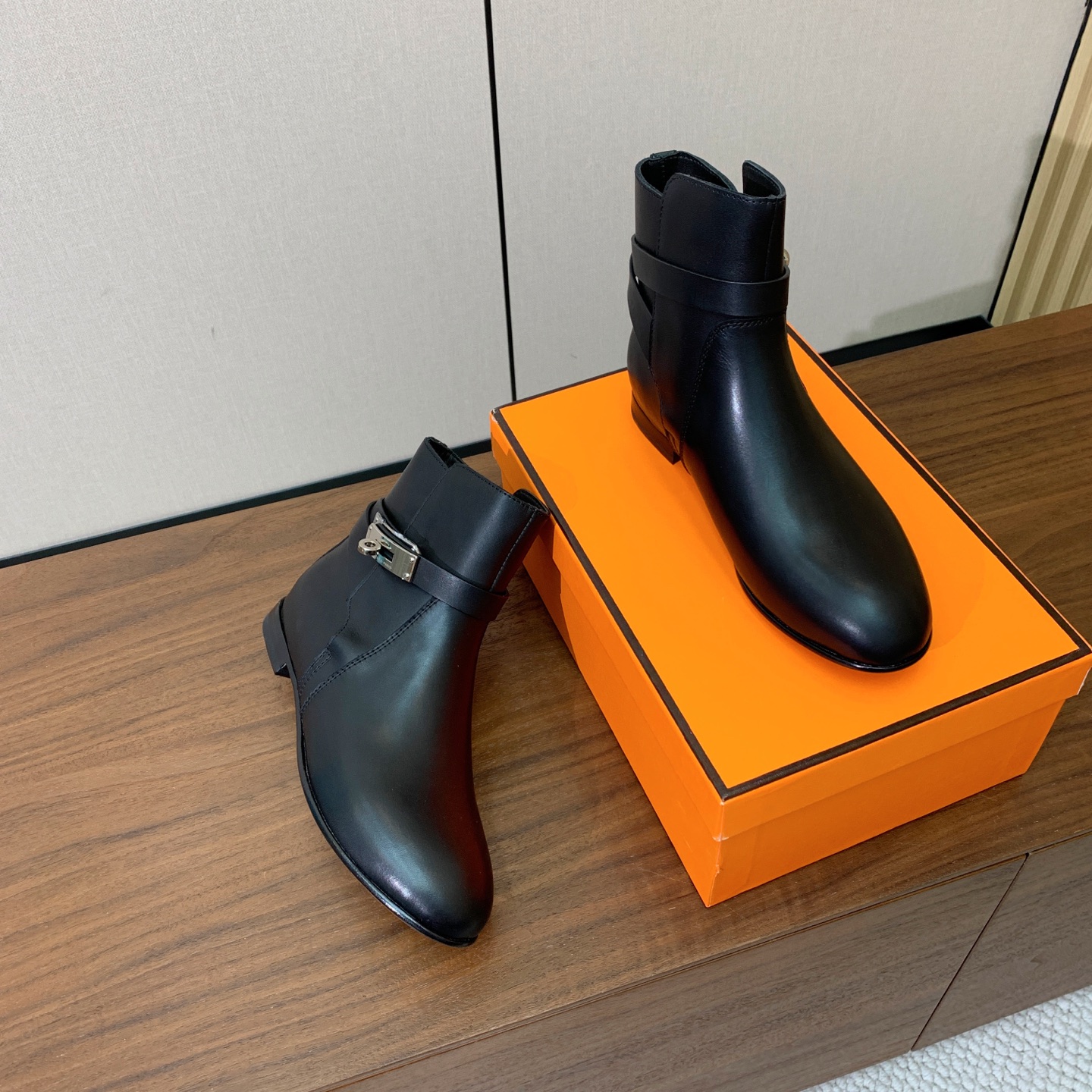 【Herm*s】经典短靴。简约大气。从来不会过时。鞋面小牛皮，牛皮内里。真皮大底。 码数：35-42（40、41、42定
