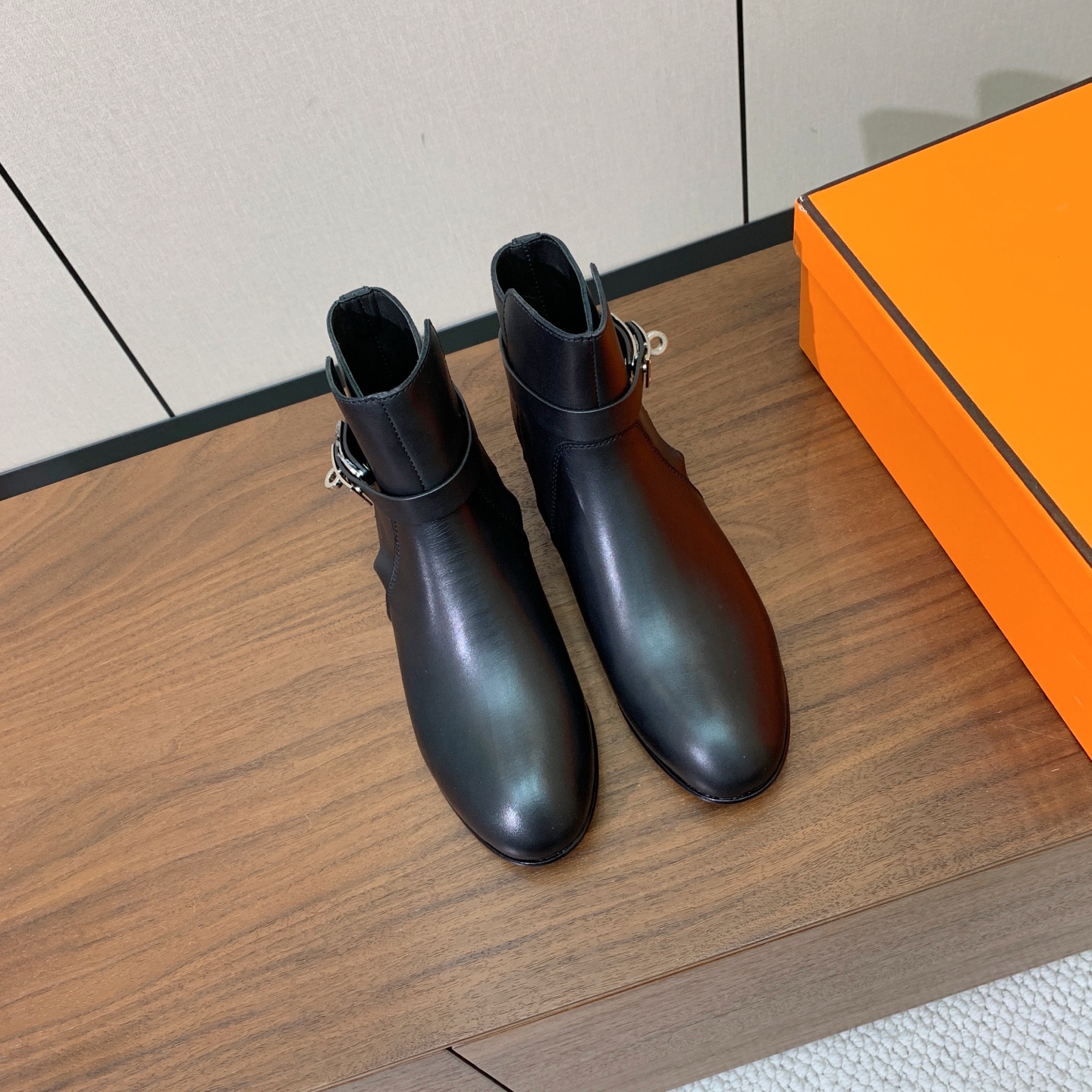 【Herm*s】经典短靴。简约大气。从来不会过时。鞋面小牛皮，牛皮内里。真皮大底。 码数：35-42（40、41、42定