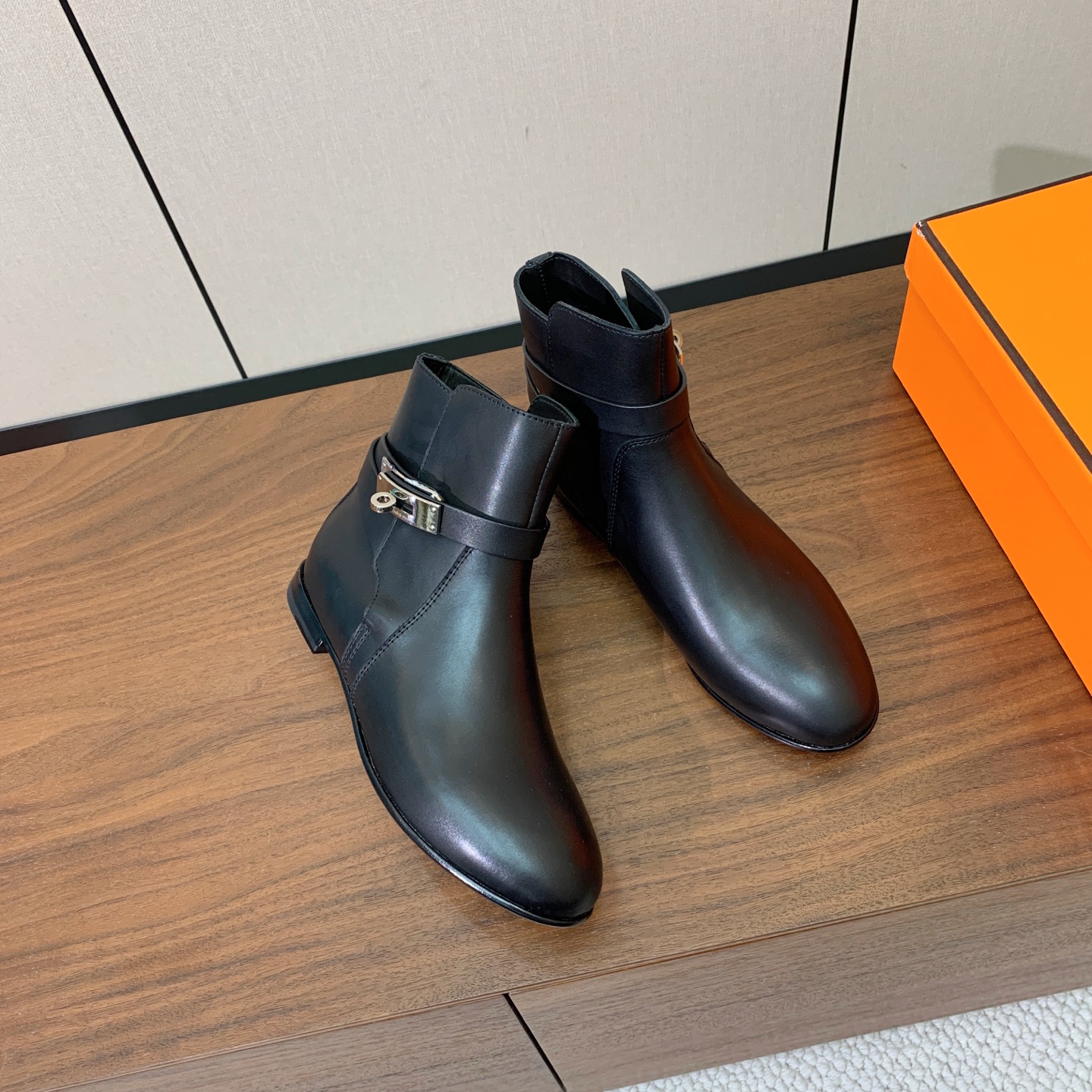 【Herm*s】经典短靴。简约大气。从来不会过时。鞋面小牛皮，牛皮内里。真皮大底。 码数：35-42（40、41、42定