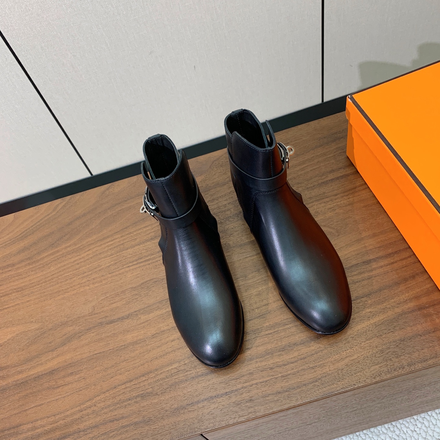 【Herm*s】经典短靴。简约大气。从来不会过时。鞋面小牛皮，牛皮内里。真皮大底。 码数：35-42（40、41、42定