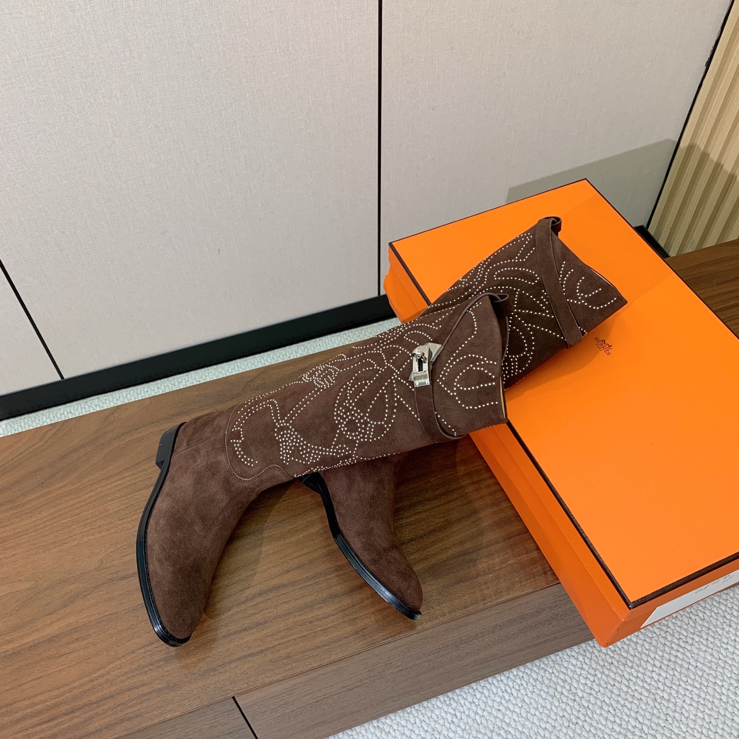 【Herm*s】骑士靴。展现品牌精湛的制靴工艺。面料小牛皮、羊京（打钉）牛皮内里。加厚真皮大底。全新高档包装。 码数：3