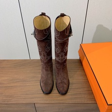【Herm*s】骑士靴。展现品牌精湛的制靴工艺。面料小牛皮、羊京(打钉)牛皮内里。加厚真皮大底。全新高档包装。 码数:3 【Herm*s】骑士靴。展现品牌精湛的制靴工艺。面料小牛皮、羊京(打钉)牛皮内里。加厚真皮大底。全新高档包装。 码数:3