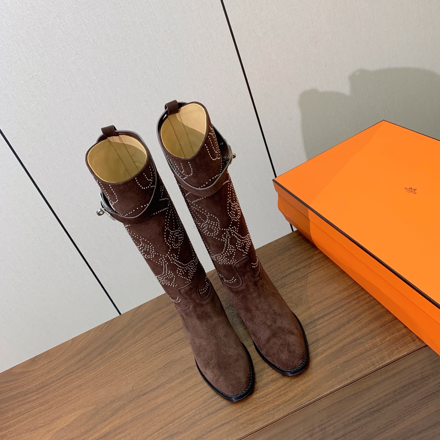 【Herm*s】骑士靴。展现品牌精湛的制靴工艺。面料小牛皮、羊京（打钉）牛皮内里。加厚真皮大底。全新高档包装。 码数：3