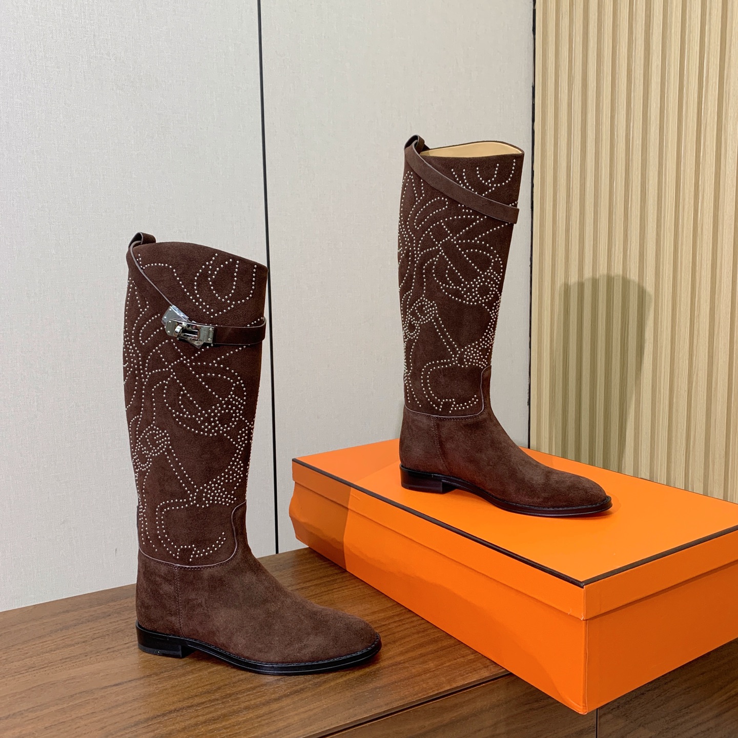 【Herm*s】骑士靴。展现品牌精湛的制靴工艺。面料小牛皮、羊京（打钉）牛皮内里。加厚真皮大底。全新高档包装。 码数：3