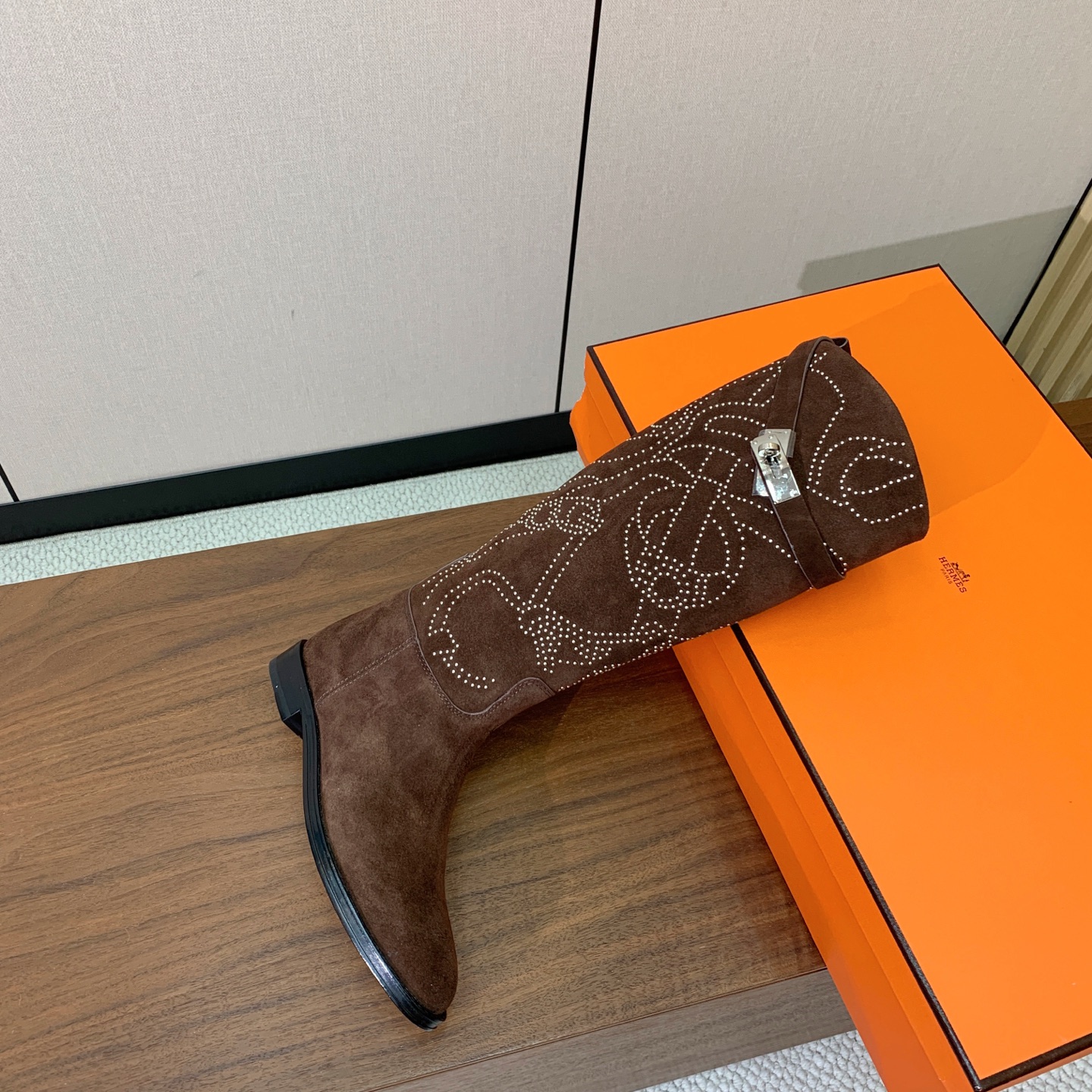 【Herm*s】骑士靴。展现品牌精湛的制靴工艺。面料小牛皮、羊京（打钉）牛皮内里。加厚真皮大底。全新高档包装。 码数：3