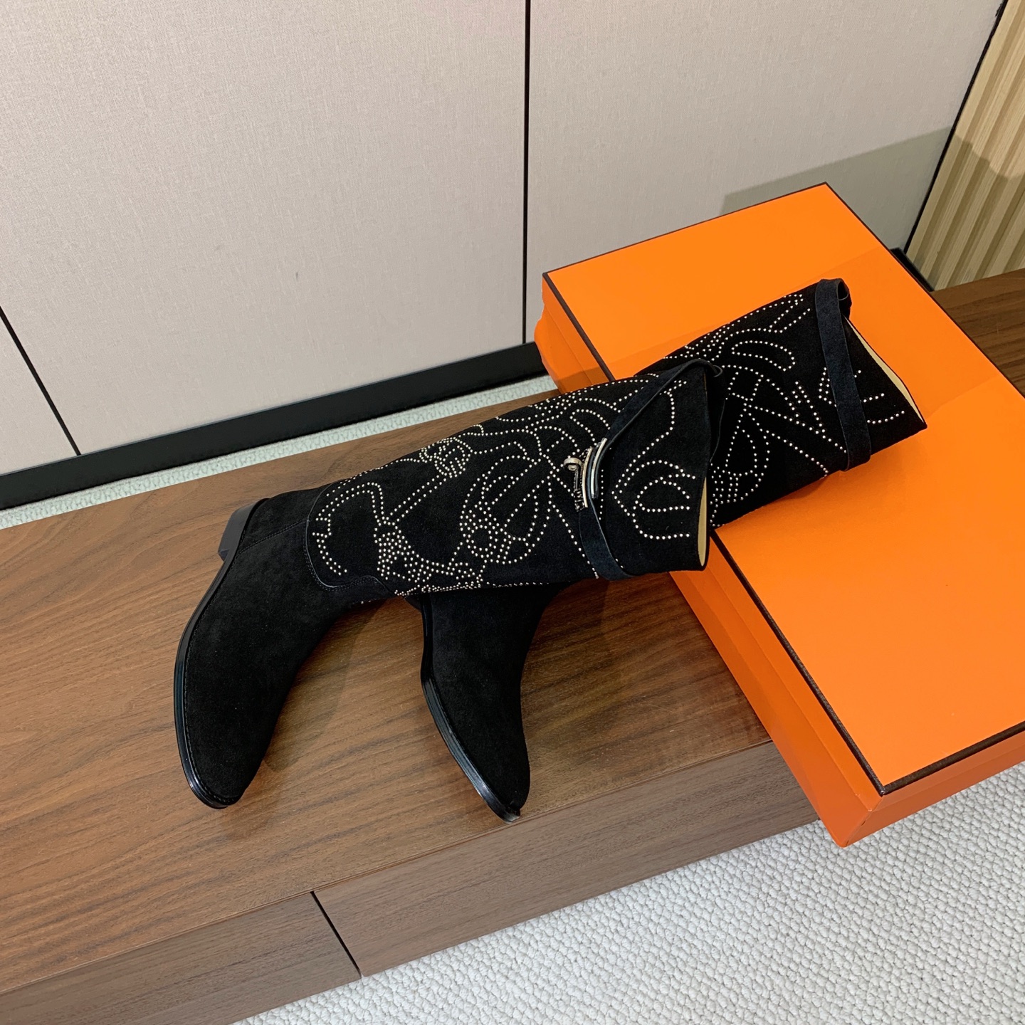 【Herm*s】骑士靴。展现品牌精湛的制靴工艺。面料小牛皮、羊京（打钉）牛皮内里。加厚真皮大底。全新高档包装。 码数：3
