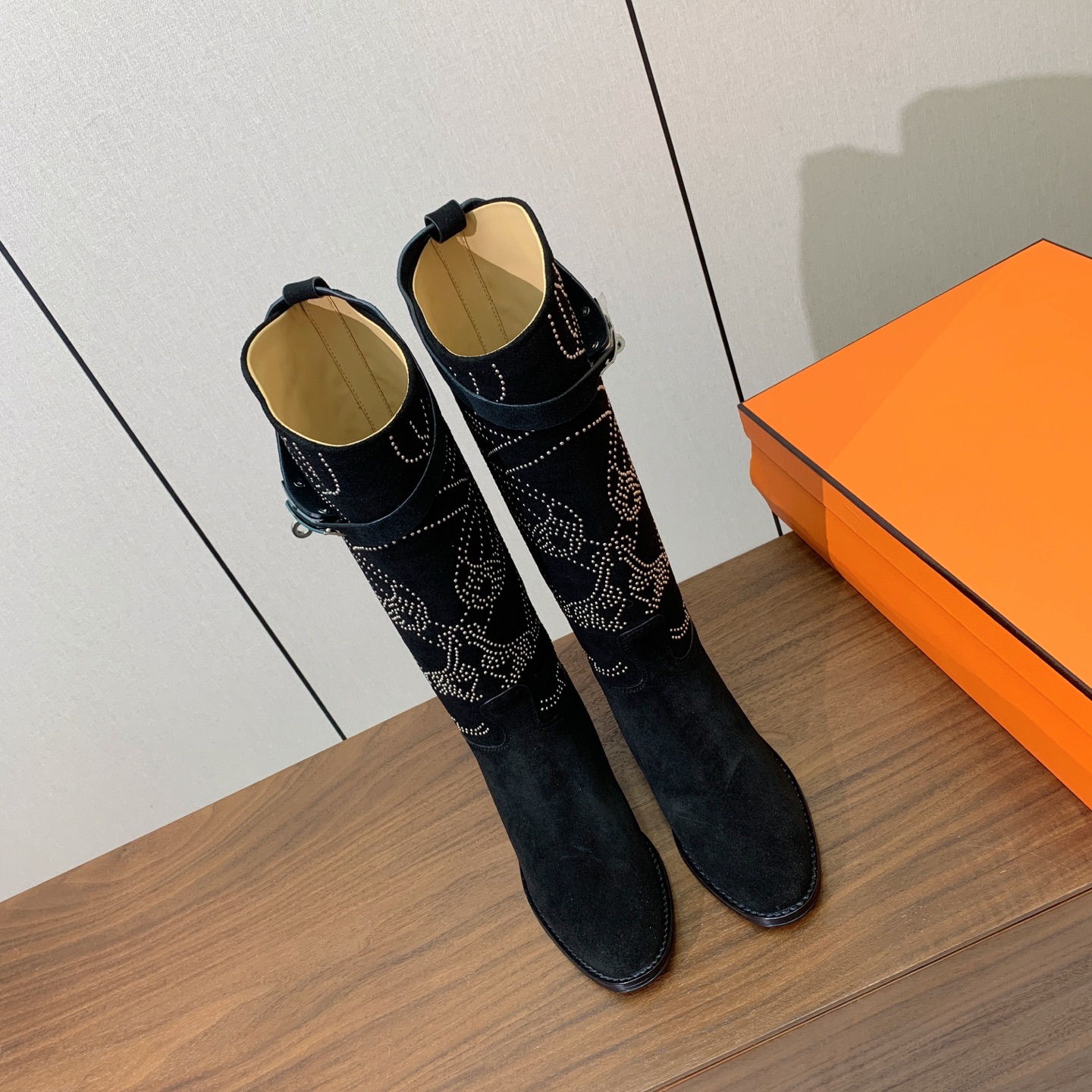 【Herm*s】骑士靴。展现品牌精湛的制靴工艺。面料小牛皮、羊京（打钉）牛皮内里。加厚真皮大底。全新高档包装。 码数：3
