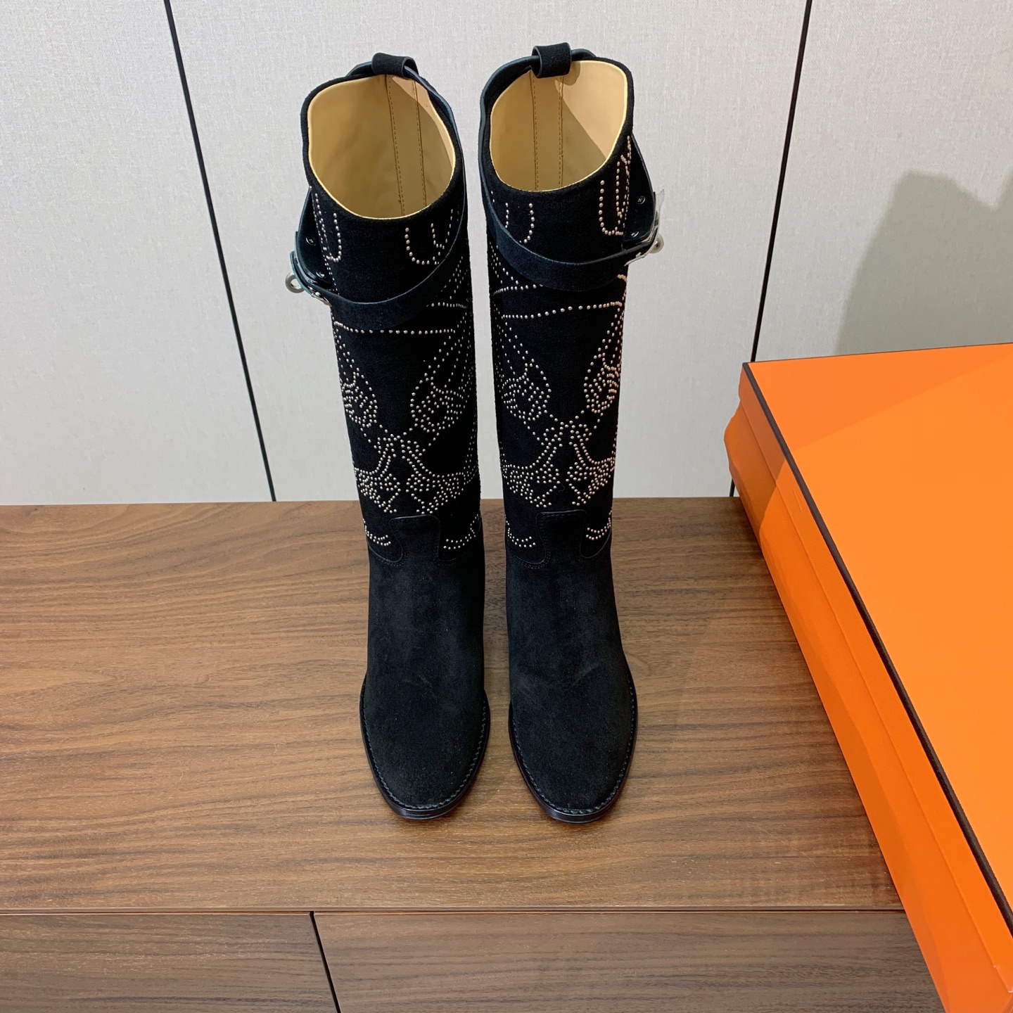 【Herm*s】骑士靴。展现品牌精湛的制靴工艺。面料小牛皮、羊京(打钉)牛皮内里。加厚真皮大底。全新高档包装。 码数:3 【Herm*s】骑士靴。展现品牌精湛的制靴工艺。面料小牛皮、羊京(打钉)牛皮内里。加厚真皮大底。全新高档包装。 码数:3