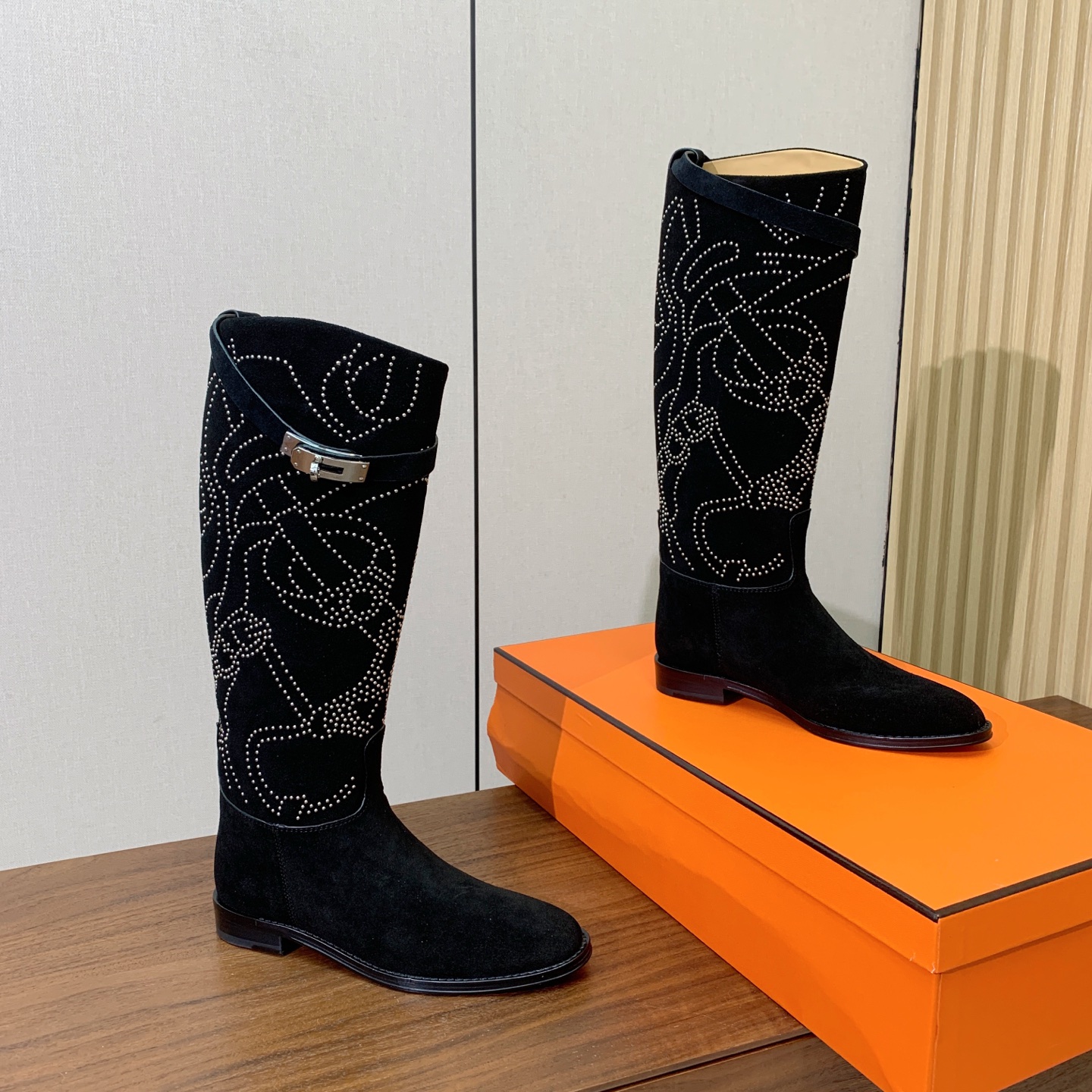 【Herm*s】骑士靴。展现品牌精湛的制靴工艺。面料小牛皮、羊京（打钉）牛皮内里。加厚真皮大底。全新高档包装。 码数：3