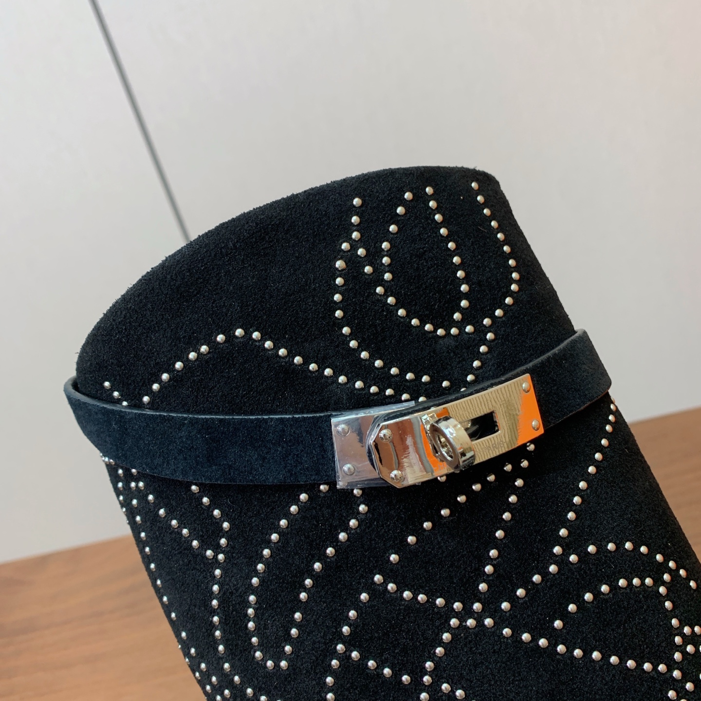【Herm*s】骑士靴。展现品牌精湛的制靴工艺。面料小牛皮、羊京（打钉）牛皮内里。加厚真皮大底。全新高档包装。 码数：3