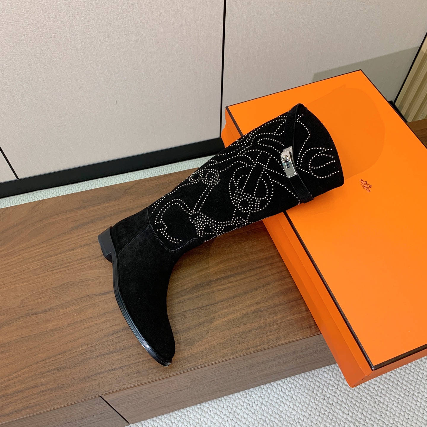 【Herm*s】骑士靴。展现品牌精湛的制靴工艺。面料小牛皮、羊京（打钉）牛皮内里。加厚真皮大底。全新高档包装。 码数：3