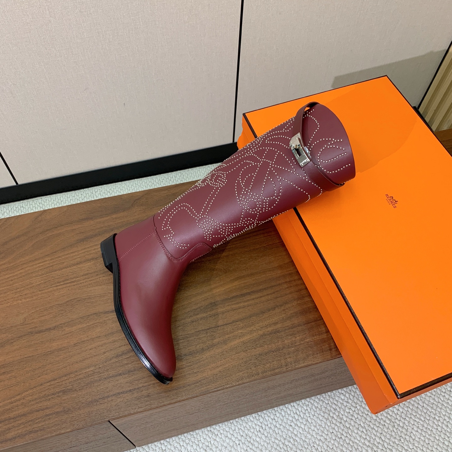 【Herm*s】骑士靴。展现品牌精湛的制靴工艺。面料小牛皮、羊京（打钉）牛皮内里。加厚真皮大底。全新高档包装。 码数：3