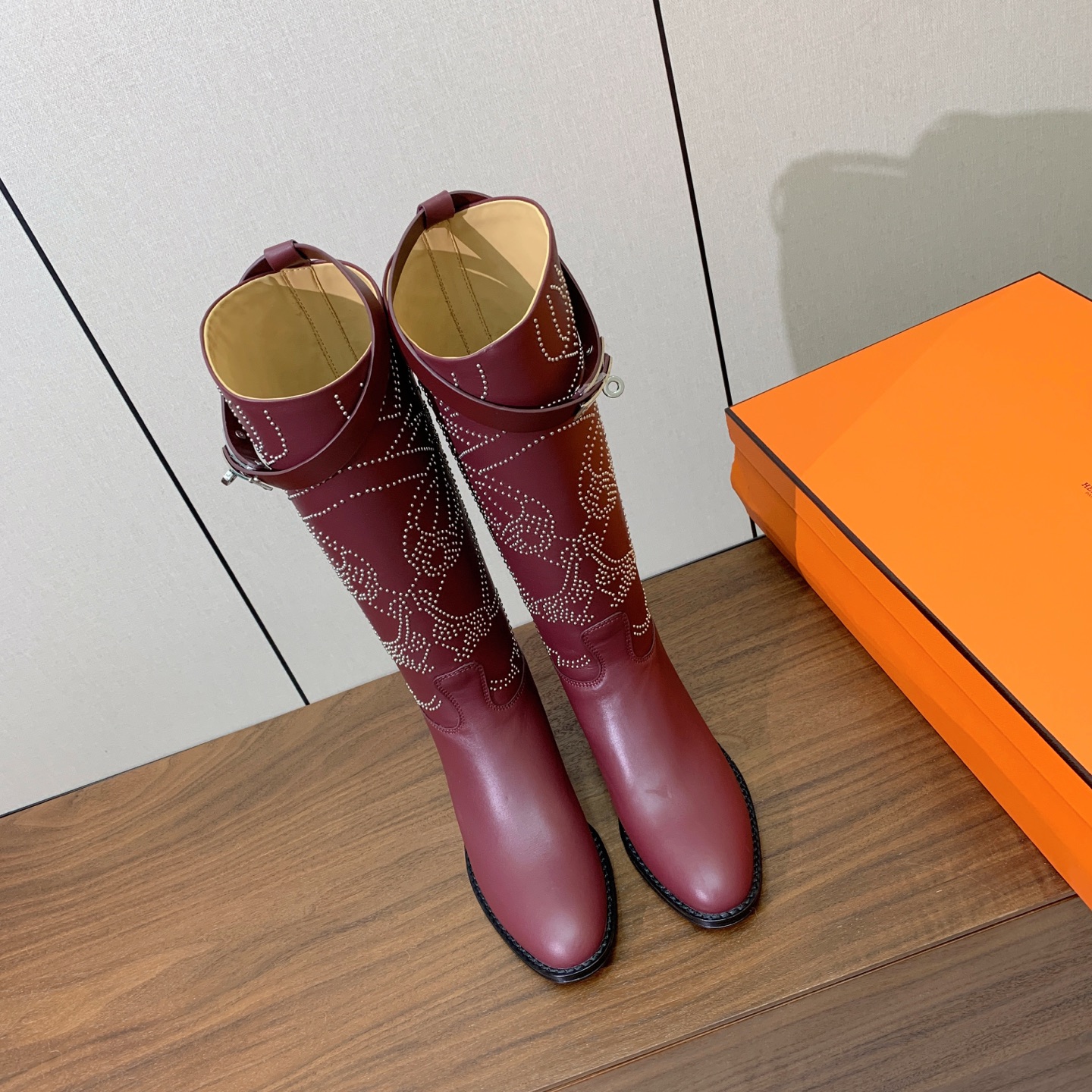 【Herm*s】骑士靴。展现品牌精湛的制靴工艺。面料小牛皮、羊京（打钉）牛皮内里。加厚真皮大底。全新高档包装。 码数：3