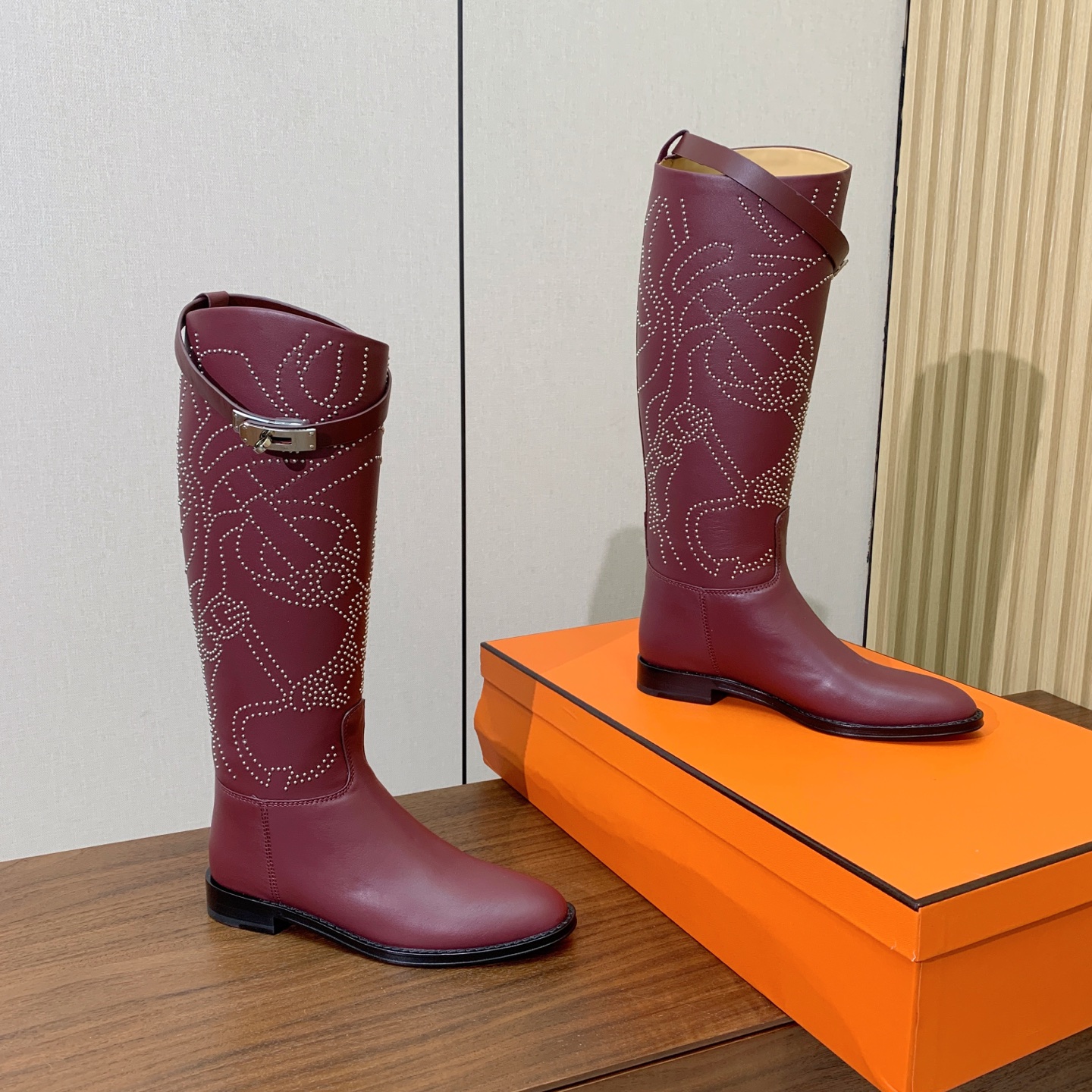【Herm*s】骑士靴。展现品牌精湛的制靴工艺。面料小牛皮、羊京（打钉）牛皮内里。加厚真皮大底。全新高档包装。 码数：3