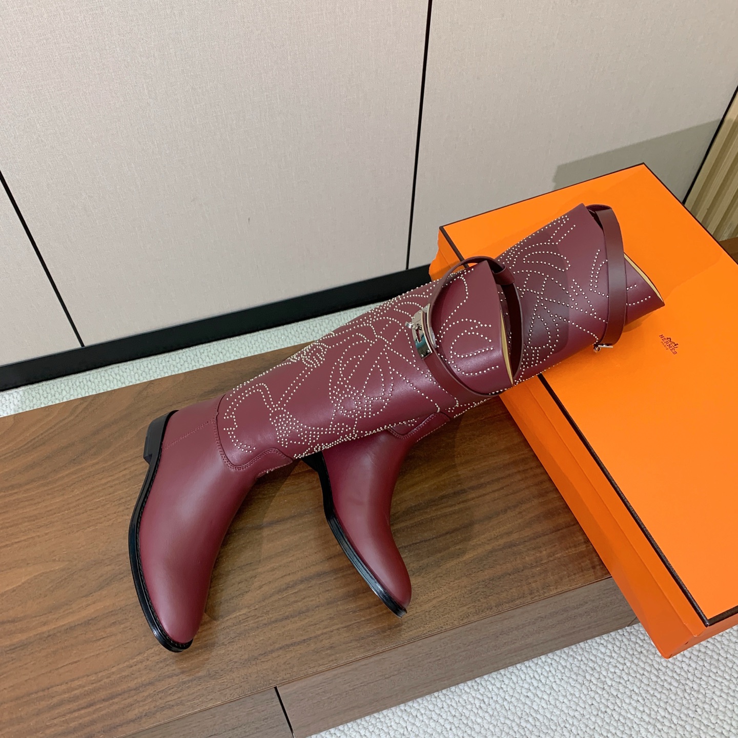 【Herm*s】骑士靴。展现品牌精湛的制靴工艺。面料小牛皮、羊京（打钉）牛皮内里。加厚真皮大底。全新高档包装。 码数：3