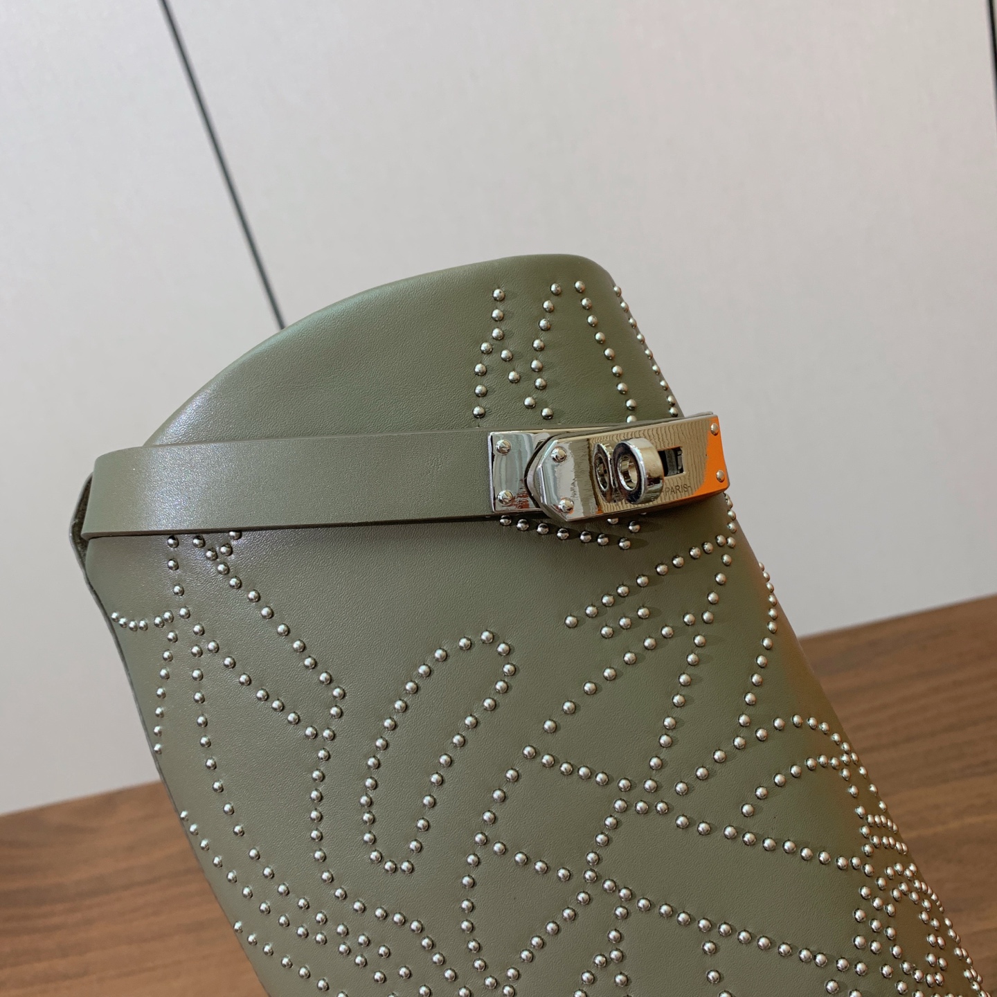 【Herm*s】骑士靴。展现品牌精湛的制靴工艺。面料小牛皮、羊京（打钉）牛皮内里。加厚真皮大底。全新高档包装。 码数：3