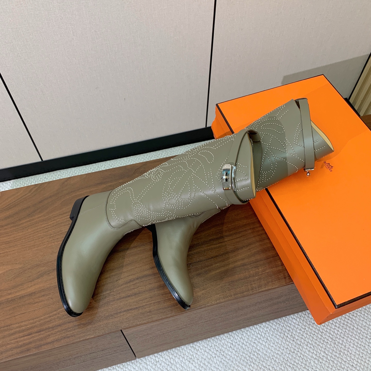 【Herm*s】骑士靴。展现品牌精湛的制靴工艺。面料小牛皮、羊京（打钉）牛皮内里。加厚真皮大底。全新高档包装。 码数：3