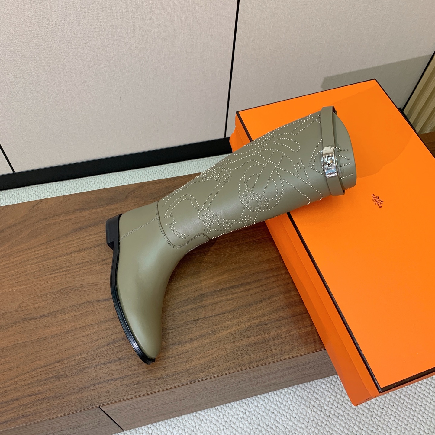 【Herm*s】骑士靴。展现品牌精湛的制靴工艺。面料小牛皮、羊京（打钉）牛皮内里。加厚真皮大底。全新高档包装。 码数：3