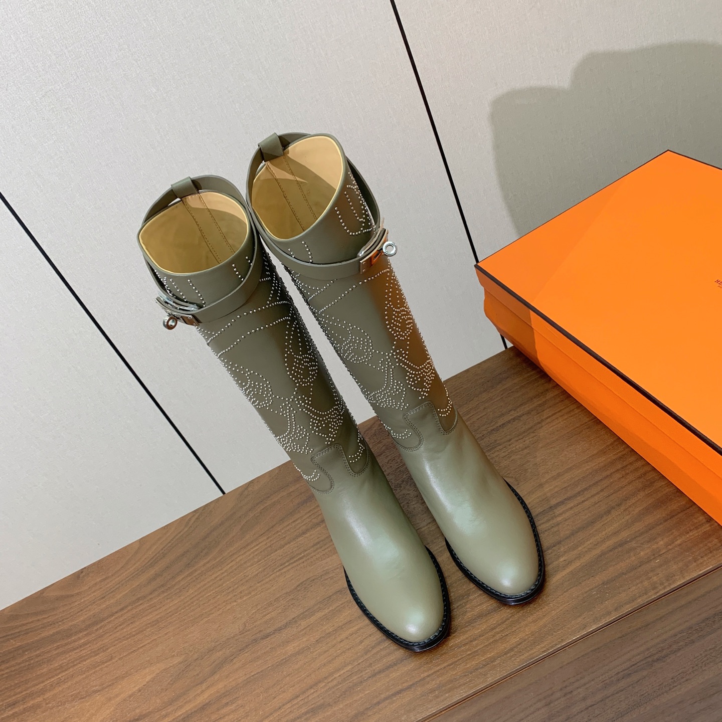 【Herm*s】骑士靴。展现品牌精湛的制靴工艺。面料小牛皮、羊京（打钉）牛皮内里。加厚真皮大底。全新高档包装。 码数：3