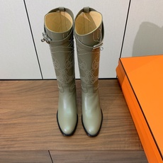 【Herm*s】骑士靴。展现品牌精湛的制靴工艺。面料小牛皮、羊京(打钉)牛皮内里。加厚真皮大底。全新高档包装。 码数:3 【Herm*s】骑士靴。展现品牌精湛的制靴工艺。面料小牛皮、羊京(打钉)牛皮内里。加厚真皮大底。全新高档包装。 码数:3