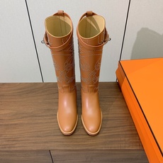 【Herm*s】骑士靴。展现品牌精湛的制靴工艺。面料小牛皮、羊京(打钉)牛皮内里。加厚真皮大底。全新高档包装。 码数:3 【Herm*s】骑士靴。展现品牌精湛的制靴工艺。面料小牛皮、羊京(打钉)牛皮内里。加厚真皮大底。全新高档包装。 码数:3