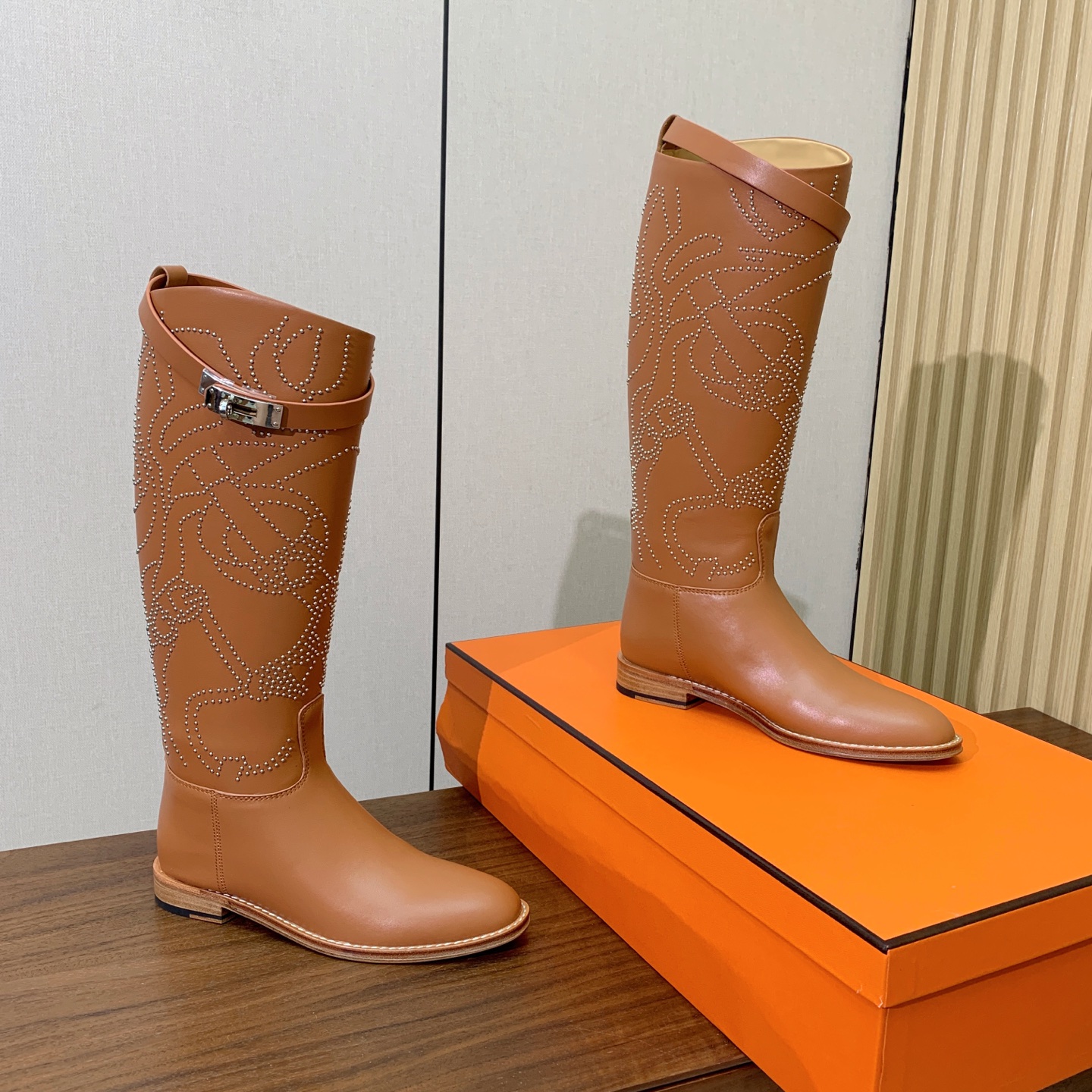 【Herm*s】骑士靴。展现品牌精湛的制靴工艺。面料小牛皮、羊京（打钉）牛皮内里。加厚真皮大底。全新高档包装。 码数：3