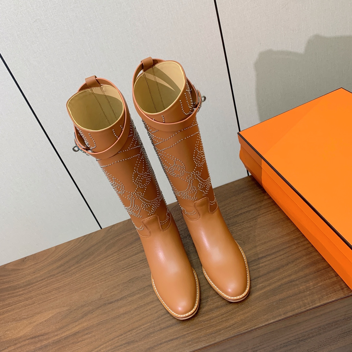 【Herm*s】骑士靴。展现品牌精湛的制靴工艺。面料小牛皮、羊京（打钉）牛皮内里。加厚真皮大底。全新高档包装。 码数：3