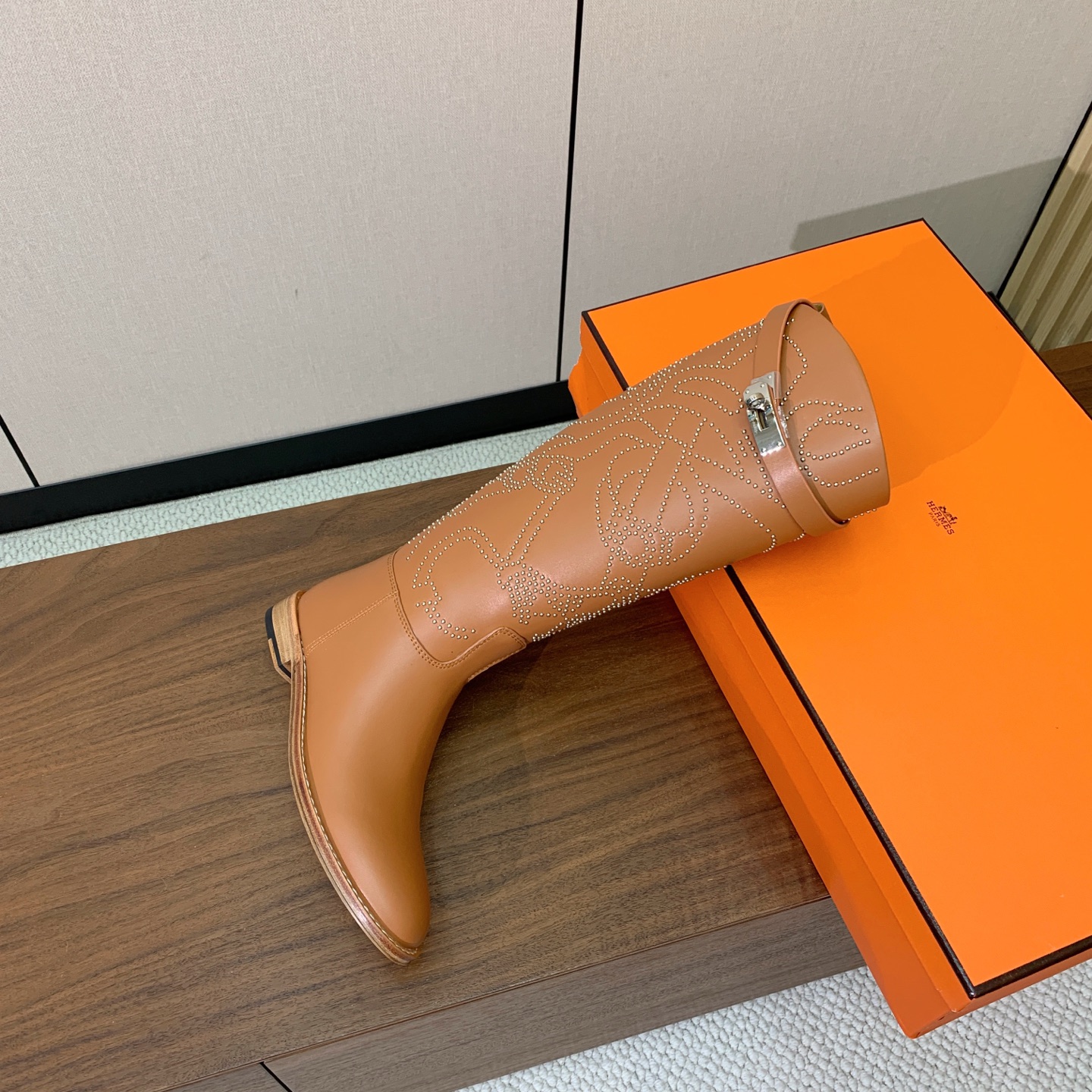 【Herm*s】骑士靴。展现品牌精湛的制靴工艺。面料小牛皮、羊京（打钉）牛皮内里。加厚真皮大底。全新高档包装。 码数：3