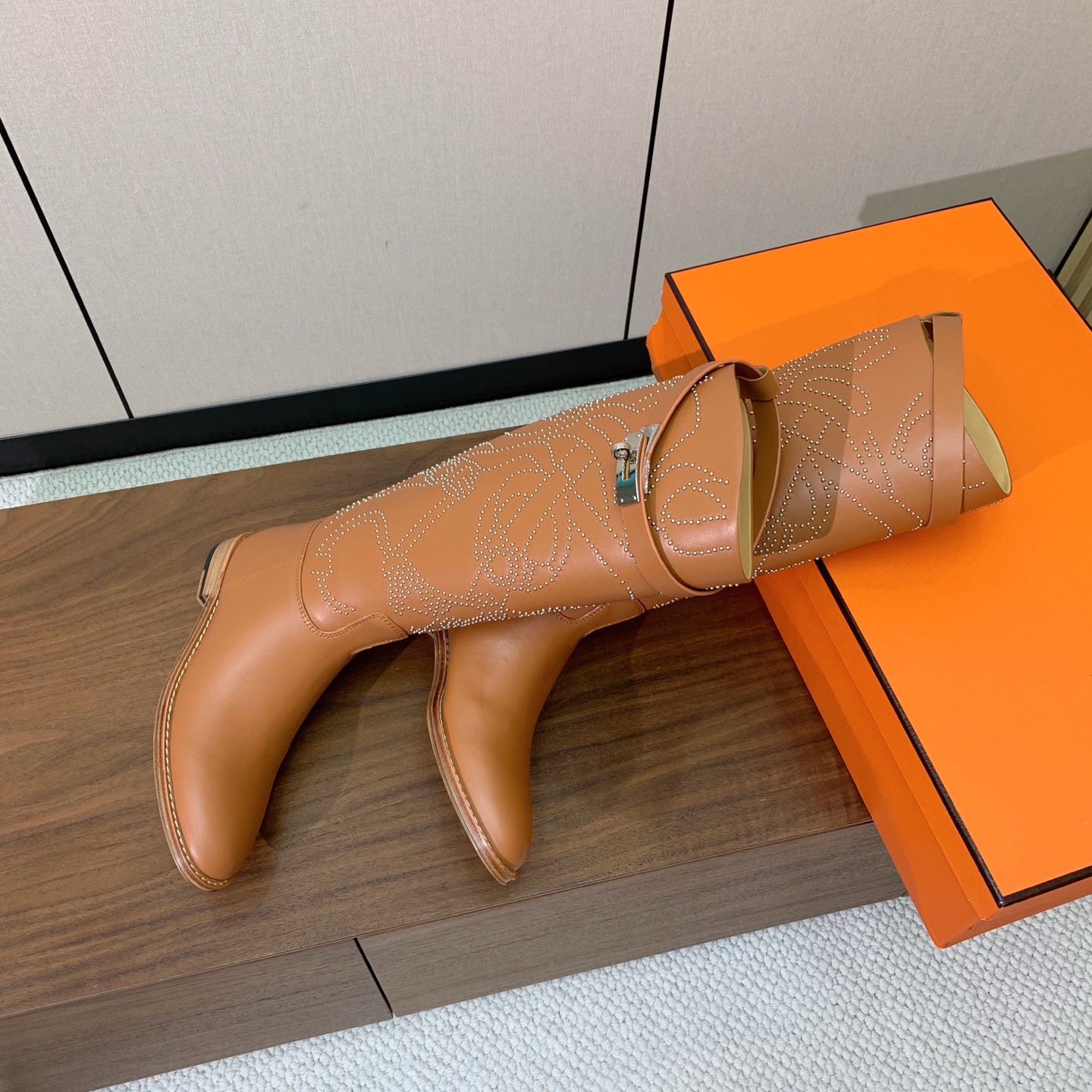 【Herm*s】骑士靴。展现品牌精湛的制靴工艺。面料小牛皮、羊京（打钉）牛皮内里。加厚真皮大底。全新高档包装。 码数：3