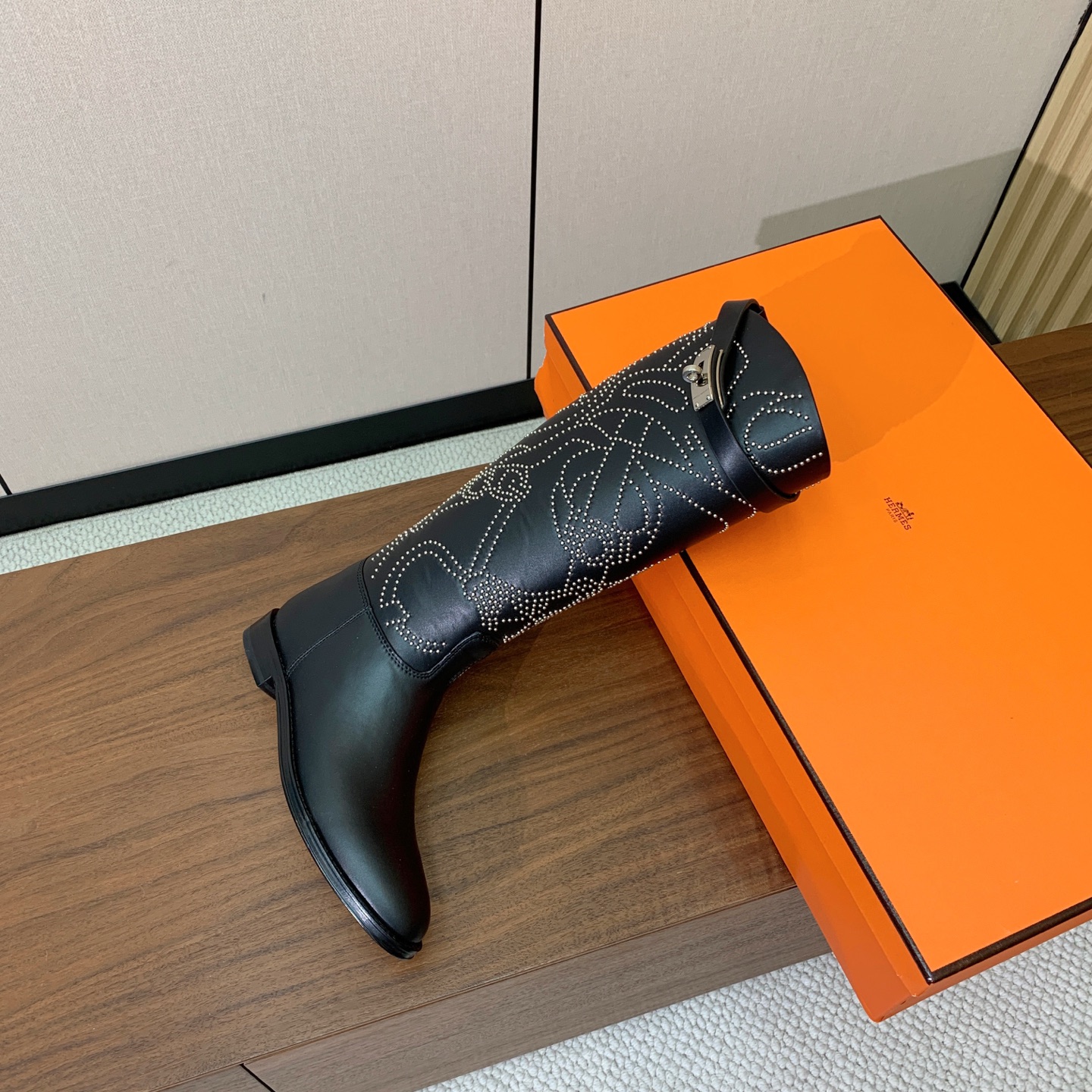 【Herm*s】骑士靴。展现品牌精湛的制靴工艺。面料小牛皮、羊京（打钉）牛皮内里。加厚真皮大底。全新高档包装。 码数：3