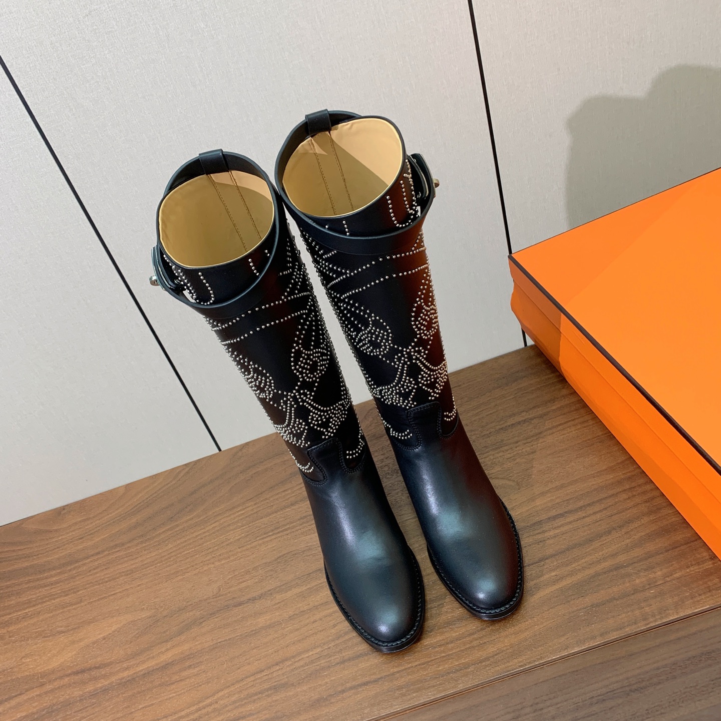 【Herm*s】骑士靴。展现品牌精湛的制靴工艺。面料小牛皮、羊京（打钉）牛皮内里。加厚真皮大底。全新高档包装。 码数：3
