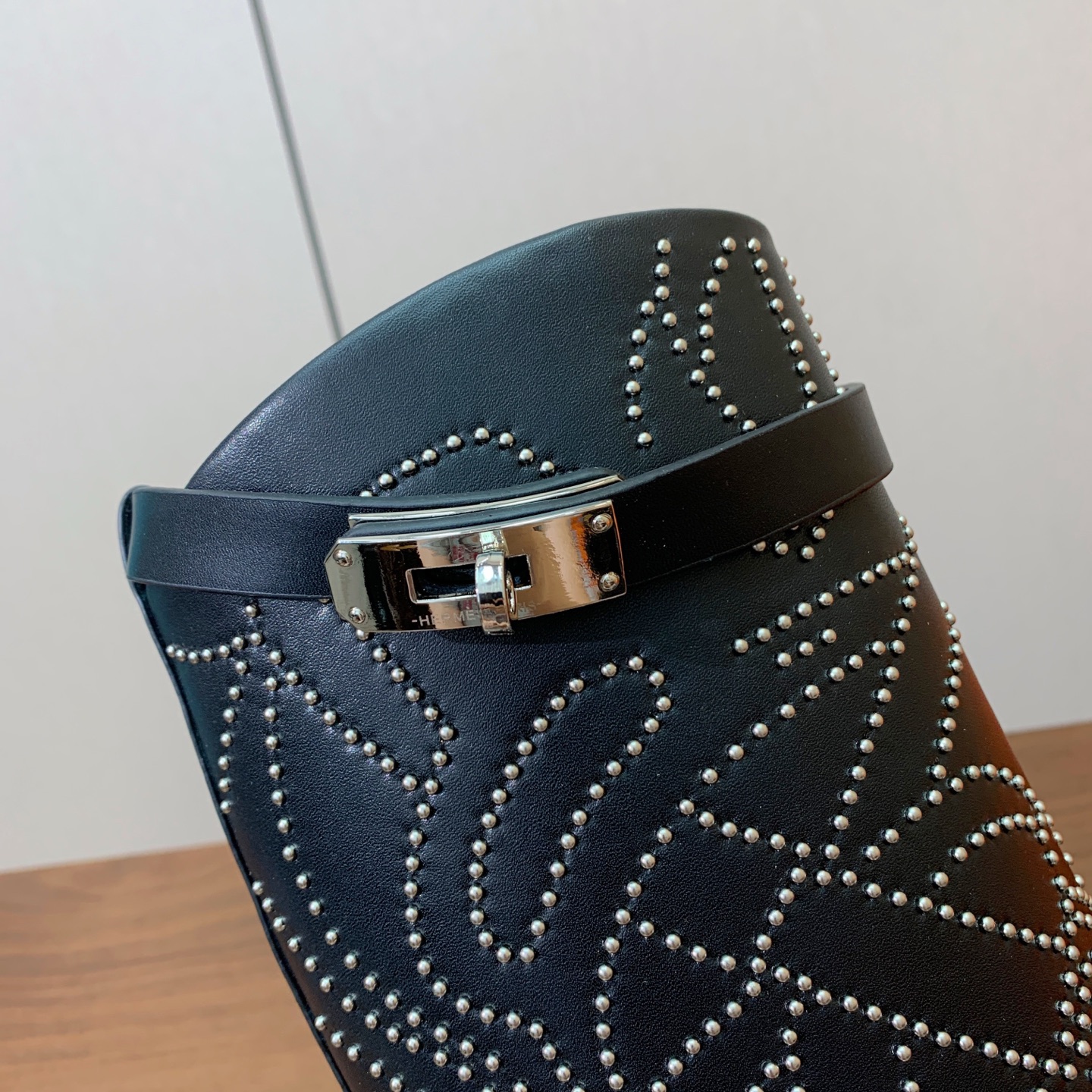 【Herm*s】骑士靴。展现品牌精湛的制靴工艺。面料小牛皮、羊京（打钉）牛皮内里。加厚真皮大底。全新高档包装。 码数：3