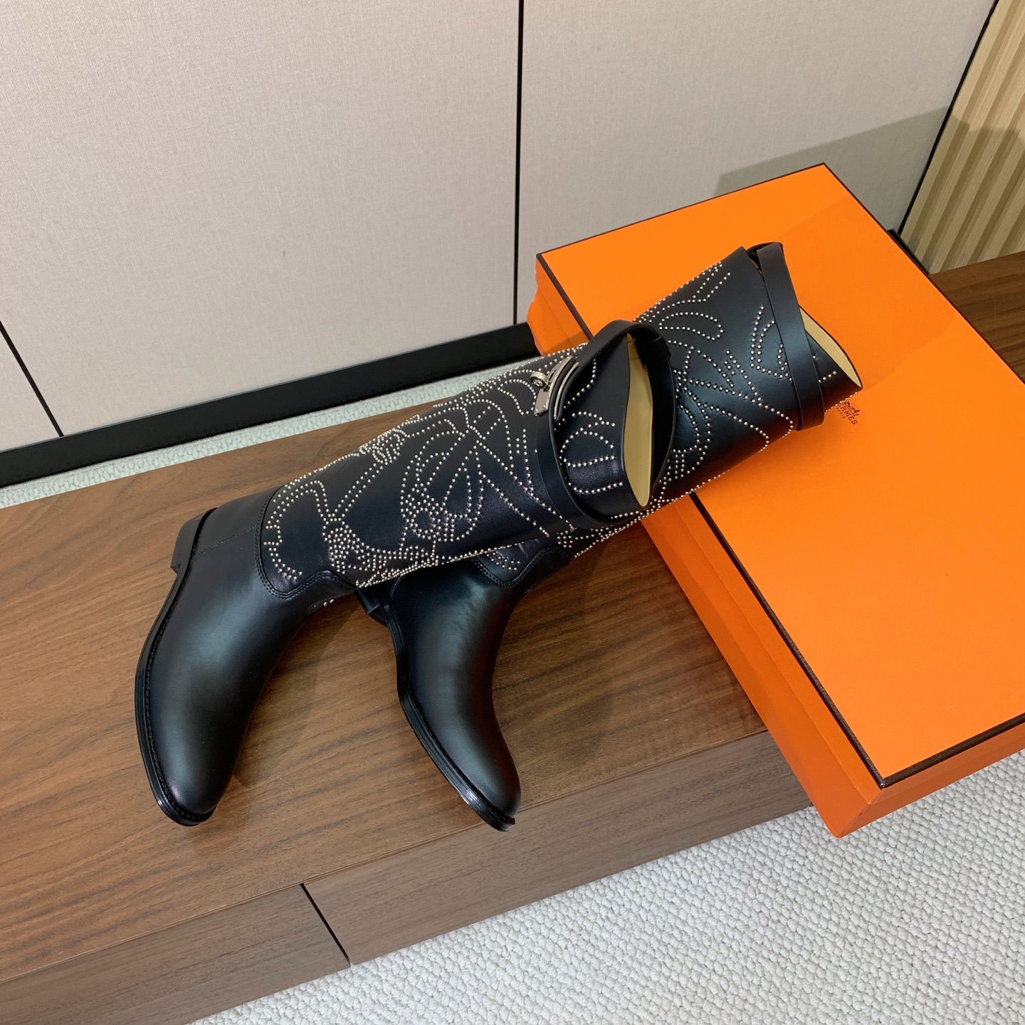 【Herm*s】骑士靴。展现品牌精湛的制靴工艺。面料小牛皮、羊京（打钉）牛皮内里。加厚真皮大底。全新高档包装。 码数：3
