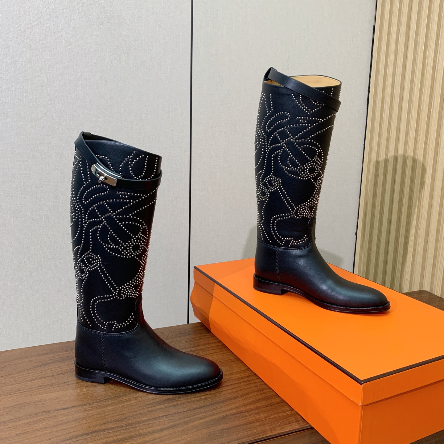 【Herm*s】骑士靴。展现品牌精湛的制靴工艺。面料小牛皮、羊京（打钉）牛皮内里。加厚真皮大底。全新高档包装。 码数：3
