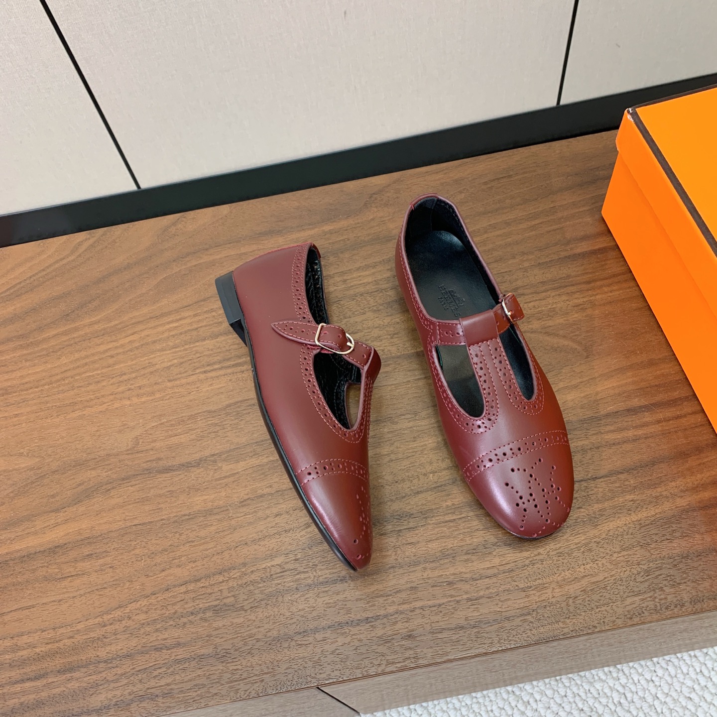 【Herm*s】玛丽珍单鞋。版型超正，上脚超级舒适不勒脚。鞋面定制镂空牛皮。羊皮内里及垫脚。真皮大底。 码数：35-42