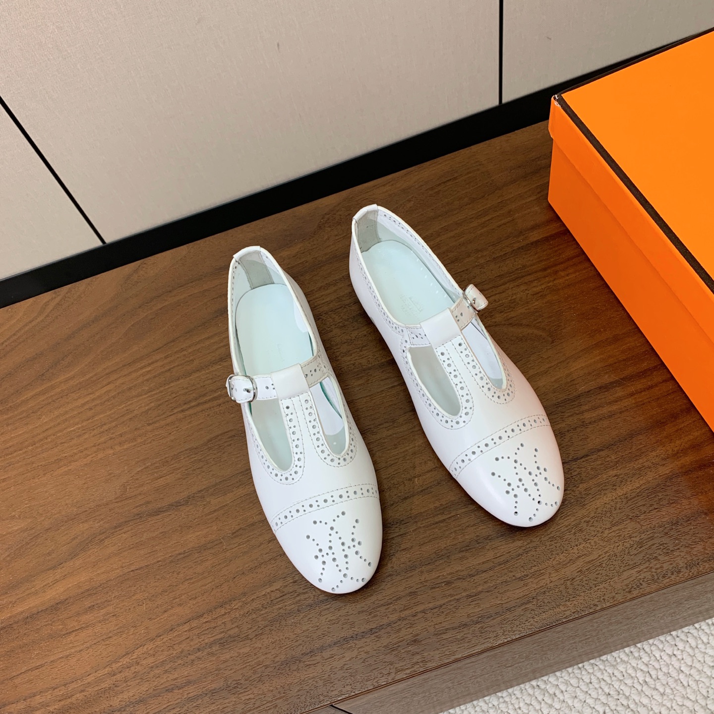 【Herm*s】玛丽珍单鞋。版型超正，上脚超级舒适不勒脚。鞋面定制镂空牛皮。羊皮内里及垫脚。真皮大底。 码数：35-42
