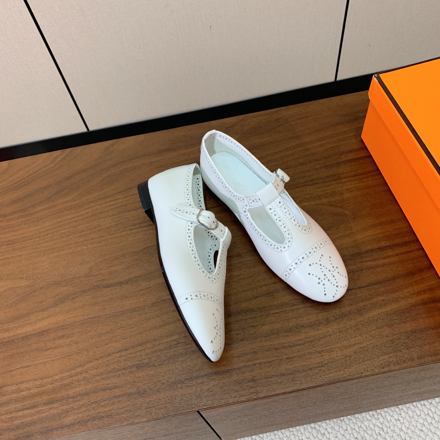 【Herm*s】玛丽珍单鞋。版型超正，上脚超级舒适不勒脚。鞋面定制镂空牛皮。羊皮内里及垫脚。真皮大底。 码数：35-42