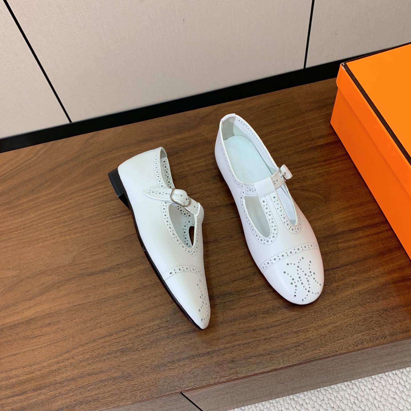 【Herm*s】玛丽珍单鞋。版型超正，上脚超级舒适不勒脚。鞋面定制镂空牛皮。羊皮内里及垫脚。真皮大底。 码数：35-42