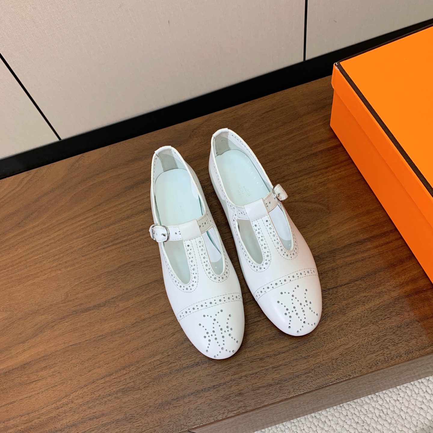 【Herm*s】玛丽珍单鞋。版型超正，上脚超级舒适不勒脚。鞋面定制镂空牛皮。羊皮内里及垫脚。真皮大底。 码数：35-42