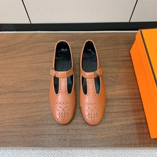 【Herm*s】玛丽珍单鞋。版型超正,上脚超级舒适不勒脚。鞋面定制镂空牛皮。羊皮内里及垫脚。真皮大底。 码数:35-42 【Herm*s】玛丽珍单鞋。版型超正,上脚超级舒适不勒脚。鞋面定制镂空牛皮。羊皮内里及垫脚。真皮大底。 码数:35-42
